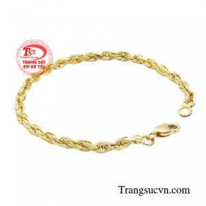 Kết hợp hoàn hảo trên nền chất liệu vàng 10K mang đến vẻ ngoài mạnh mẽ rắn rỏi cho chủ sở hữu.