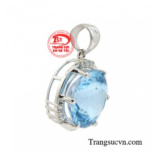 Nhấn nhá cho phong thái thêm phần ấn tượng, nàng bừng sáng cùng chất riêng đầy kiêu hãnh.