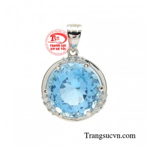 Mặt dây chuyền topaz phú quý ánh lên sắc xanh diệu kỳ cùng những chi tiết cách điệu góp phần tạo nên sức hút riêng cho sản phẩm. ​​​​​​​
