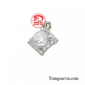 Sản phẩm được tạo hình bởi những đường nét chế tác sắc cạnh, chính là biểu thị cho sự mạnh mẽ, sự kiên cường nhưng cũng không kém phần nữ tính, sang chảnh của các quý cô thời hiện đại.