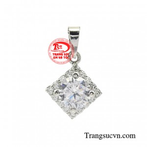 Mặt dây chuyền vàng tỏa sáng được thiết kế nhỏ nhắn tạo cảm giác nhẹ nhàng, sang trọng cho người đeo.