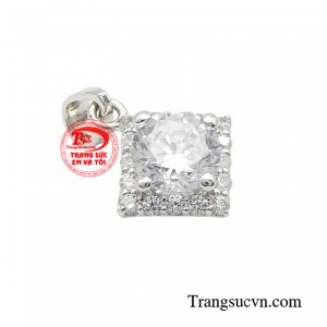 Mặt dây chuyền được đính đá Cz lấp lánh, tạo điểm nhấn nổi bật cho người đeo.