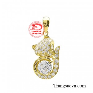 Mặt dây hồ ly kiêu hãnh được ưa chuộng vì vẻ yêu kiều lại mang nhiều ý nghĩa phong thủy cho người đeo.