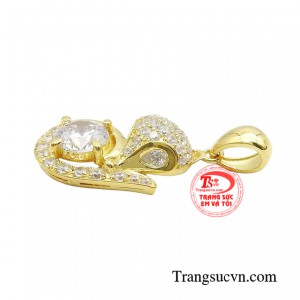 Để giúp phái đẹp tôn lên vùng cổ thanh tú và xương quai xanh quyến rũ, chiếc mặt dây được chế tác vô cùng sống động, tinh xảo.