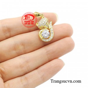 Giờ đây, niềm tin ấy sẽ càng được củng cố qua chiếc mặt dây chuyền hồ ly kiêu hãnh.
