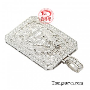  Một tay Ngài cầm thanh kiếm sắc, một tay cầm cuộn dây trói yêu ma quỷ quái và chặt đứt những tính xấu của con người đó là tham, sân, si. 