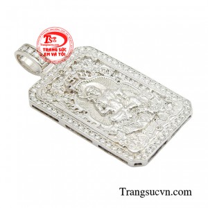 Các nghệ nhân đã chế tác hoàn toàn thủ công tái hiện lại toàn bộ vẻ đẹp của Phật Bất Động Minh Vương. 