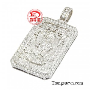 Mặt dây chuyền có thể được coi như là một tấm bùa hộ mệnh, những người tuổi Dậu nhờ sự bảo hộ của Đức Phật khi mang bên mình có thể tránh được tà ma, tâm bình an gặp nhiều may mắn.