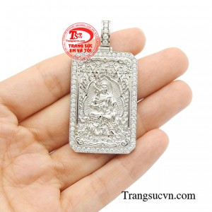 Đặc biệt với chất liệu vàng trắng 18k đính nạm kim cương kỳ công đã tạo ra mặt dây chuyền không chỉ là một món đồ trang sức mà còn là một tác phẩm nghệ thuật.