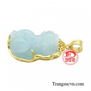 Với chiếc mặt dây tỳ hưu chế tác từ đá aquamarine chạm khắc tinh tế