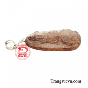 Đặc biệt chiếc mặt phật sử dụng chất liệu thạch anh tóc đỏ, đây là loại đá có khả năng hấp thu được nhiều năng lượng tốt nhất.