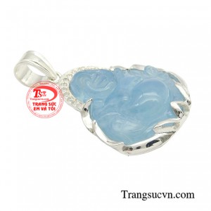 Màu sắc xanh nhẹ nhàng và lôi cuốn chắc chắn sẽ tạo một điểm nhấn mạnh mẽ trong cách phối đồ của bạn.