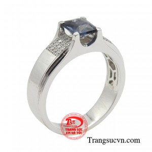 Nhẫn nam sapphire khí chất là mẫu nhẫn nam vàng trắng sang trọng và xa xỉ bởi thiết kế vô cùng đẹp mắt.