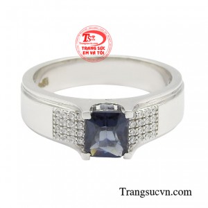 Đảm bảo tính phản xạ ánh sáng cao và được cố định chắc chắn trên 4 chấu, kết hợp nạm đá cz đính nổi bao quanh viên chủ làm tăng thêm vẻ sàng trọng, thanh lịch.