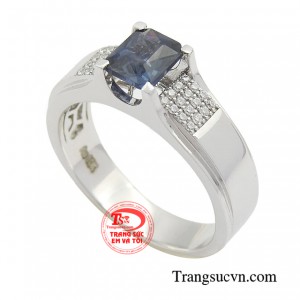 Mang gam màu trắng thời thượng, với điểm nhấn là viên đá chủ sapphire tinh tuyển được mài dũa tinh xảo