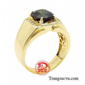 Nhẫn nam sapphire phú quý với thiết kế đơn giản thanh lịch, không quá nhiều chi tiết cầu kì hoa mĩ.