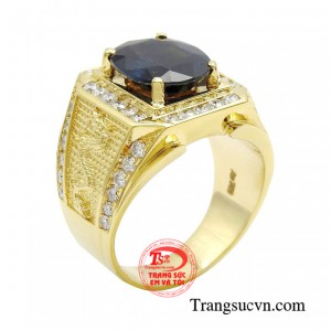 Nhẫn nam sapphire rồng phú quý được chăm chút tỉ mỉ từ chất liệu vàng 18k kết hợp sapphire và kim cương thiên nhiên, mang đến thiết kế tinh xảo, hiện đại cho sản phẩm. 