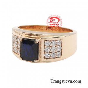 Sản phẩm được chế tác từ chất liệu vàng hồng 14K đính kết đá Sapphire nhằm tạo nên sức hút khó cưỡng cùng vẻ sang trọng khi chàng phối kết cùng những bộ trang phục của mình.