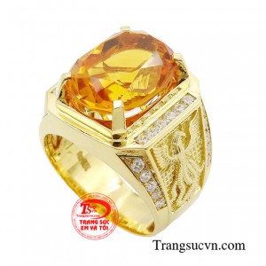Sản phẩm được làm từ chất liệu vàng 18k kết hợp đá thạch anh vàng và moissanite giúp tăng thêm phần sang trọng lịch lãm và đẳng cấp cho nam giới.