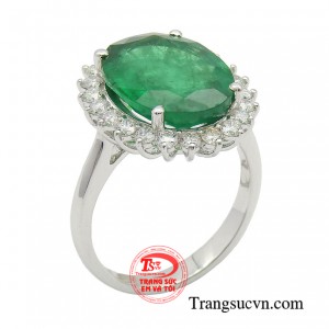 Nhẫn nữ emerald phú quý dễ dàng toát lên sức hút quyền lực mang giá trị hoàn hảo.