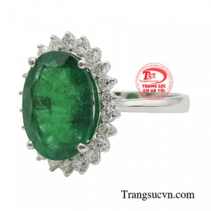Với khả năng chinh phục mọi ánh nhìn, emerald từ lâu đã được ưa chuộng để tạo ra các món trang sức tinh xảo.