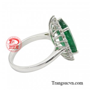 Không chỉ là một món trang sức thuần túy tô điểm cho vẻ đẹp sang trọng, quý phái của người phụ nữ