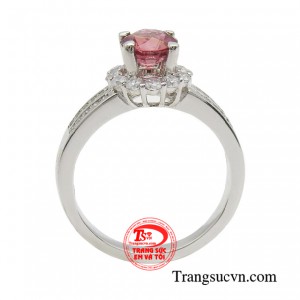 Được thừa hưởng sự sang trọng từ đá garnet, chiếc nhẫn mang thông điệp tôn vinh vẻ đẹp và đẳng cấp của phái nữ