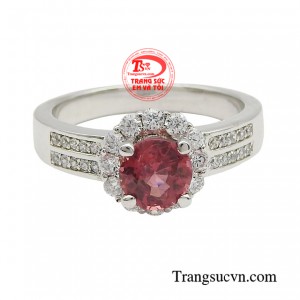 Sở hữu thiết kế thanh tú cùng chất liệu vàng 10K cao cấp mang đến điểm nhấn ấn tượng cho tổng thể. 