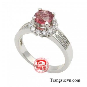 Chiếc nhẫn sẽ là trợ thủ đắc lực đồng hành cùng phái đẹp trên hành trình khẳng định cá tính riêng. 