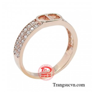 Nhẫn nữ vàng hồng trang nhã là một sự lựa chọn hoàn hảo nếu như bạn thích mẫu nhẫn hiện đại nhưng không kém phần cuốn hút.
