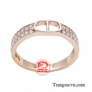 Không sở hữu sắc trắng nổi bật như vàng trắng hay màu vàng rực rỡ của vàng nguyên chất, nhẫn vàng hồng mang một màu sắc nổi bật, vừa sang trọng, vừa cá tính đối với phái đẹp. 