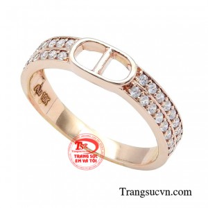 Màu sắc đặc biệt, kết hợp thiết kế nhẹ nhàng và tươi mới, do đó nhẫn vàng hồng được các chị em vô cùng yêu thích.