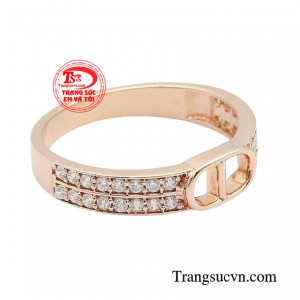Nhẫn vàng hồng được yêu thích bởi vẻ đẹp nồng ấm, thanh lịch nhưng không kém phần tinh tế. 