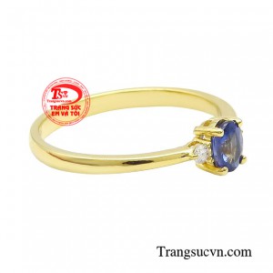 Viên sapphire xanh lam hoàng gia được cắt giác dáng oval chất lượng tinh thể trong suốt, kết hợp với phản xạ sống động của các tia màu giúp chiếc nhẫn tỏa sáng lấp lánh.