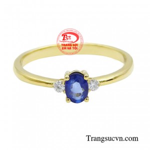 Vẻ đẹp cuốn hút đến mê hoặc không thể rời mắt, bạn sẽ phải trầm trồ khi được sở hữu chiếc nhẫn sapphire này trên tay.