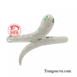 Vòng tay bạc kiêu sa là một tác phẩm sáng tạo với thiết kế độc đáo hình rắn quyến rũ