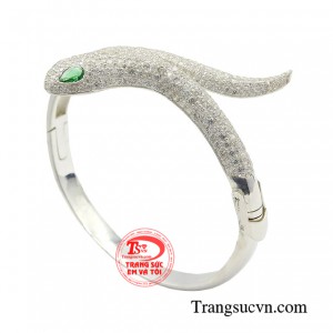 Chiếc vòng tay này không chỉ mang lại vẻ đẹp thanh lịch mà còn tạo điểm nhấn đặc biệt thể hiện sự đẳng cấp một cách tinh tế.