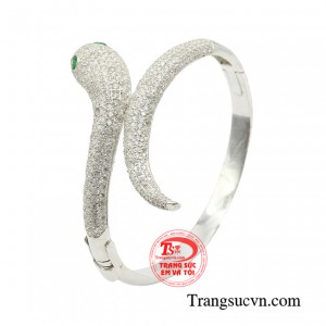 Chất liệu bạc 925 cùng đá Cz lấp lánh tạo nên sự cân đối và hài hòa trong mỗi chi tiết.