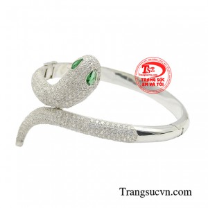 Với thiết kế cuộn quanh cổ tay tinh xảo, chiếc vòng tay này hấp dẫn bởi vẻ đẹp lộng lẫy và sang trọng, tạo nên một điểm nhấn thu hút trong bộ sưu tập trang sức của bạn.