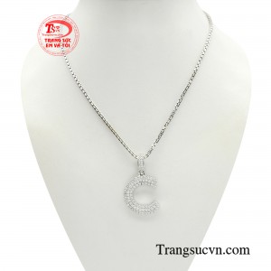 Bộ dây chuyền chữ phong cách được ưa chuộng giúp phái mạnh thể hiện phong cách riêng của bản thân.