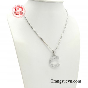 Nếu bạn là người yêu thích sự tối giản, thì một bộ dây chuyền với thiết kế đơn giản là một lựa chọn hợp lý.
