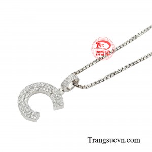 Sự tiết chế trong món trang sức khiến người đối diện cảm thấy tò mò và muốn tìm hiểu sâu hơn con người bạn.
