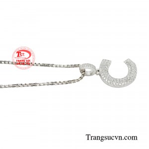 Bộ dây chuyền lược bỏ chi tiết rườn rà đủ sức để lại ấn tượng đặc biệt ngay từ lần gặp mặt đầu tiên.