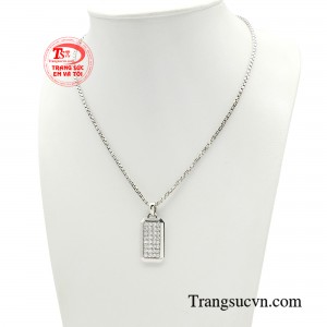 Với những quý ông yêu thích sự tối giản, bộ dây chuyền sẽ là một lựa chọn phù hợp. 