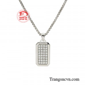 Vàng trắng và đá Cz khi kết hợp với nhau mang lại sự đồng bộ, sang trọng, phù hợp để phối cùng các bộ trang phục có tông màu lạnh. 