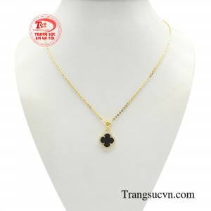 Bộ dây chuyền nữ thu hút là một trong những món trang sức được nhiều chị em yêu thích.