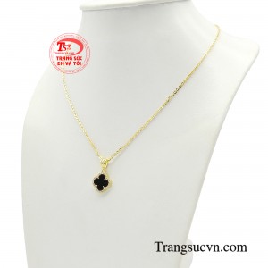 Bởi vẻ đẹp duyên dáng và sang trọng của nó, bộ sản phẩm không chỉ làm nổi bật gương mặt mà còn mang ý nghĩa phong thủy may mắn, bình an và hạnh phúc.