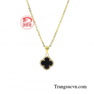 Bộ dây chuyền với thiết kế mới lạ, bắt mắt thổi hồn sáng tạo giữa nét cổ điển sang trọng và vẻ đẹp dịu dàng, hiện đại.