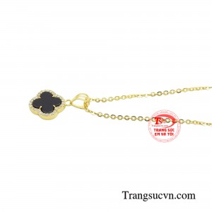 Tạo cho người đối diện sự ấn tượng về một cô nàng yêu kiều, nhẹ nhàng, mang vẻ đẹp thanh lịch nhưng cũng đầy tinh tế.