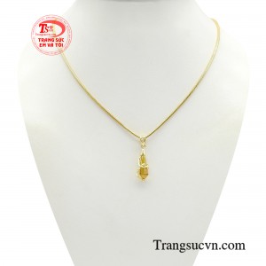 Bộ dây saphire lấp lánh ngay lập tức khoác lên cho người đeo vẻ ngoài kiêu sa, hấp dẫn ở bất cứ nơi nào xuất hiện.